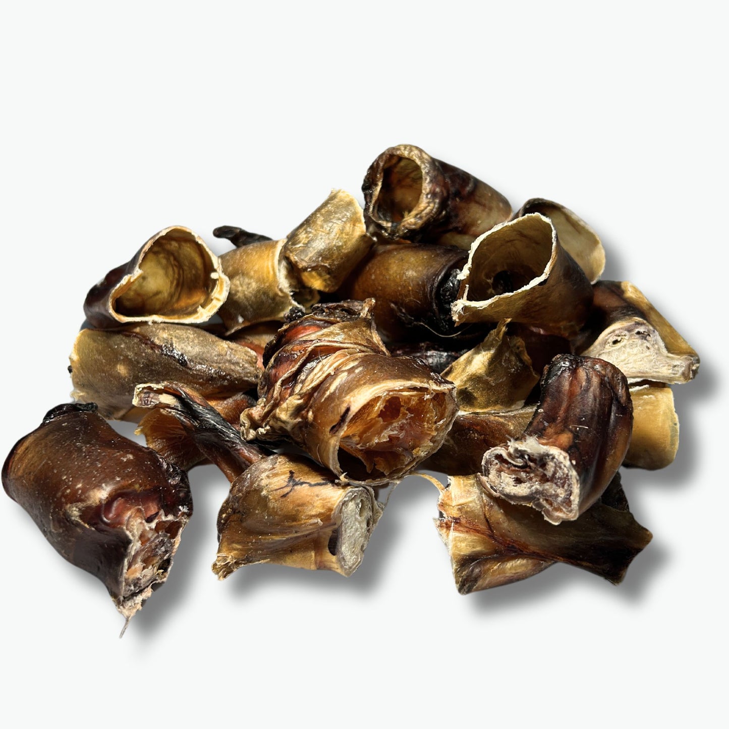 Stücke von getrocknetem Ochsenziemerenden als proteinreicher Hundesnack.