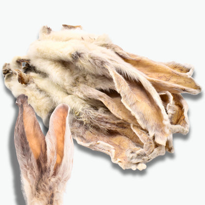 Getrocknete Kaninchenohren mit Fell als natürlicher Kausnack.