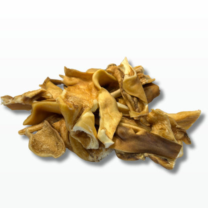 Natürliche Hundesnacks aus getrockneter Haut in unregelmäßigen Formen
