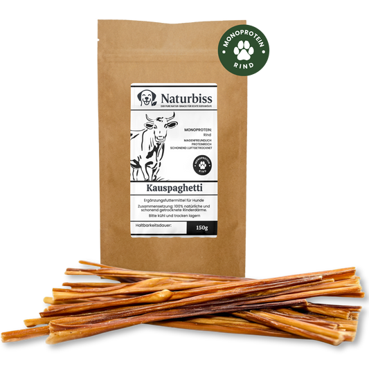 Verpackung von Naturbiss Hundespaghetti vor einem Haufen der Leckerlis. Monoprotein Rind aus 100% Rinderdärmen.